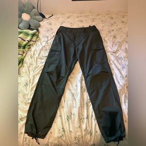 Men’s green cargo pants w adjustable ankle and waist